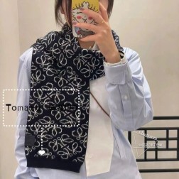  LOEWE原单 重磅推荐 2023新款针织围巾 男女同款 低调的奢侈感 极品柔美精英高手级别的时髦感围巾 这款罗意威羊绒提花围巾越看越爱，越看越时髦 这种工艺和配色一看就知道不是一般的，非常非常喜欢这种高手级别的时髦感，有态度的时髦人一定会喜欢！这样的设计更舒展，更高级，更大气，更加经得起推荐 采用每年开春采集的阿尔巴斯纯种绒山羊腹部绒尖为原绒生产，这种羊绒的特点就是，即便经过人类工艺的加工，仍最大程度的保留了原绒的本质，会有特殊的肌理纹 围巾握在手里就跟握着云朵般的仍空气绵绵感 真的非常高级