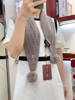 LP超级好看的毛球款三角巾!纯山羊绒-三角围巾做了很多喜欢的颜色。这一款的风格太喜欢了。LP羊绒纱线，实物色泽饱和度非常惊艳。云朵般蓬松柔软，佩戴无任何拘束，不累赘。给予大大的温暖。这款可以闭眼囤多色质地柔软的纯山羊绒，细密轻暖。紧密的针法确保了保暖与舒适性，三角围巾的设计可以随意搭配，用途广泛。 35cm。角上两个大大的獭兔毛球毛感立体蓬松，球球是可拆卸的。整体设计巨减龄还显温柔感,版型休闲，适用的场景非常多~好携带更好佩戴，推荐给姐妹们!