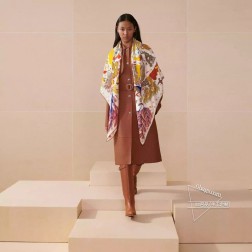 羊绒新款 买了都说好看 推荐 【俄耳浦斯的魔力双面同色】双面同色羊绒方巾，顶级工艺超值 爱马仕专柜爆款 立体呈现图案纹路实物档次极高 特殊工艺高端研发惊艳问世 特殊尖端工艺处理 受到白富美的喜欢 无论是品质 款式 价格都令大牌控的她们尖叫 超高性价比 绝对值得入手 尺寸：cmcm，70%羊绒+30%真丝