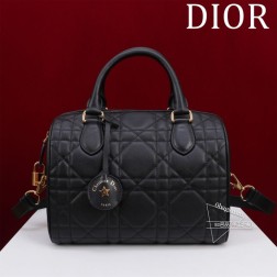 DIOR Groove 25手袋波士顿手袋黑色迷你让人无法抗拒的可爱简洁的包形复古又高级采用牛皮精心制作精致之余时尚感也十足手提斜挎都可以自用轻便又方便携带日常使用容量也相当足够了size251916cm