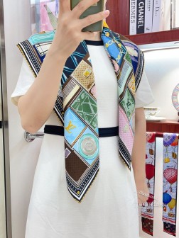 【18姆米 双面同色】上身效果疯狂的喜欢 专柜也是刚刚上架的，LV最最新款~非常有看头，L的这类元素一直是高级女人的气场感，时髦和女人味融合的刚刚好 这样的搭配真的是好时髦，优雅女人味 非常适合日搭的配色 手感，光泽感，卷边都做的非常好，定制级面料.赋予了围巾更非常容易造型.非常重磅奢华的设计，上身却别样衬得人高贵气质！简单的打底配此款围巾，简单的搭配却给人非常舒适有品味的大牌感…推荐 9090cm顶级斜纹真丝方巾