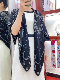 新款 HERMES买了都说好看 推荐 【奔腾骏马】羊绒方巾，顶级工艺超值 爱马仕专柜爆款 立体呈现图案纹路实物档次极高 特殊工艺高端研发惊艳问世 特殊尖端工艺处理 受到白富美的喜欢 无论是品质 款式 价格都令大牌控的她们尖叫 超高性价比 绝对值得入手 尺寸：cmcm，70%羊绒+30%真丝