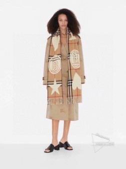 意大利制围巾，精选柔软的羊毛羊绒混纺面料打造，缔造卓越触感及保暖性能。装饰 Thomas Burberry 专属标识，饰有星辰及心形元素。 x 40cm