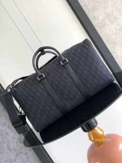 DIOR 这款 Dio Lingot 50 手袋是本季新品,实用而优雅,别具一格。采用黑色 Oblique 提花面料精心制作,搭配黑色粒面牛皮革细节提升格调,正面饰以“DIO”标志。拉链隔层搭配马鞍翻盖,可收纳各种日常用品。搭配可折叠的顶部手柄和可拆卸、可调节肩带,带有铝扣,可手提、肩背或斜挎。黑色 Oblique 印花黑色粒面牛皮革正面磨砂金属覆层黄铜“DIO”标志内侧饰以“DIO”标志后侧贴袋内部拉链口袋双向拉链开合搭配磁性皮革翻盖可调节、可拆卸的尼龙“CHRISTIAN DIO”标志提花肩