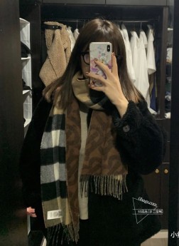 【深咖】双面围巾！一面是最新Tb印花一面是经典格子！非常有格调的设计！30cm，50%羊绒50%羊毛！是高雅艺术的魅力体现！围巾款式男女通用、更可做情侣款！颜色搭配极为高端大气上档次！料子柔和，特别有立体感，戴起来效果超级好看！随便搭配就可以、一条当2条用！非常划算又百搭！官方2色，每一个颜色搭配都恰到好处！既简约大气又非常有魅力的一个设计！！