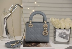 DIOR mini lady 布偶蓝漆皮金扣系列手袋集中体现了品牌对典雅和美丽的深刻洞见。采用黑色漆皮牛皮革精心制作,以藤格纹缉面线打造醒目的绗缝细节,时髦典雅的设计经久不衰。饰以标志性的浅金色饰面金属吊饰,为精美的轮廓增添一分灵动。这款迷你Lady 手袋搭配可拆卸的链条肩带,可手提、肩背或斜挎,是晚装的理想伴侣。·可拆卸链条肩带·内部拉链口袋·可随心搭配其他刺绣肩带内含防尘袋尺寸: 17157cm#  三格布偶蓝漆皮