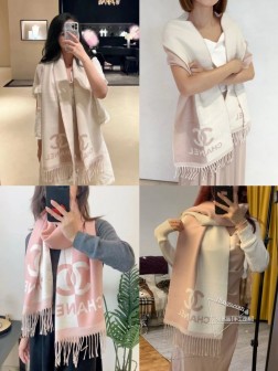 新 美翻了 [流泪]【双C拼色标志长巾】御用殿堂级极品CHANEL 新款专柜在售 上身才会知道她的美，洋气，大牌范十足 经典大双C LOGO永远不出错的出场方式，即使再过多少年都是如此，她的高级与优雅，被设计师发挥到淋漓尽致，永不过时的时髦感围巾，实物真的越看越爱，非常有分量和垂感，质感非常舒适，美丽至极 真的 上身极为衬肤色 百搭 好看不好看自己看吧 品质不用质疑 拿去和专柜pk 验货都OK %纯山羊绒