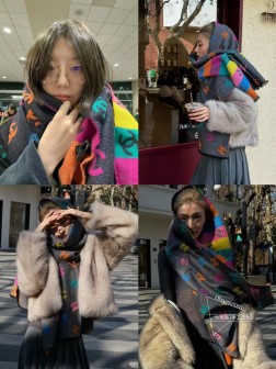 高级货 CHANEL双C【彩虹银丝双面披肩】 永远不出错的出场方式，既使再过多少年都是如此 TA的高级与优雅，被设计师发挥到淋漓尽致，美得令人心醉神往，永不过时 极品精英高手级别的时髦感围巾 实物真的越看越爱，越看越时髦，越看越喜欢，无敌无敌好造型 纯羊绒材质LOGO加入香家最爱毛线元素，美的不要不要的，围巾握在手里真的无敌舒适 真的非常高级潮流时髦有品质。92%山羊绒+8%羊毛