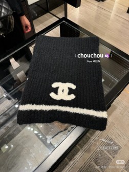 【Chanel · 香奈儿难得一见的针织单品，温柔配色，超级迷恋 气质低调恬静又不失优雅 】重点推荐 一秒心动啊！！！高级，奢华！永恒！不是那种过眼云烟的款式！！！最大化提升的衣品！Chanel今年新出的配色针织羊绒围巾，太好看了，会搭配的姐妹一定懂，这样的设计在秋冬季穿搭上很能提升造型气场 无可挑剔，无论完，美身材，气质，这种设计，是快速也是最大化提升衣品的利器 size：32cm，%顶级羊绒