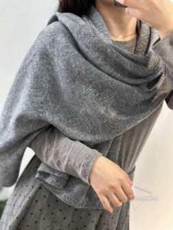  皮雅娜【LP腰果图案羊绒长巾】LP羊绒世家，羊绒界的新贵，只做最好的皮雅娜自己可以去看看哦，他家的价格估计会让你却步，太贵了，简直是贵族的价格。此款针织人字暗纹提花羊绒，具有超高羊绒品质才会被此品牌青睐这种羊绒精品围巾是市场上及其少见的，真是超级高端货只有这种大品牌才会拥有时尚装饰，环绕颈间大方得体。简单而不简陋，清淡而不失装饰。材质：%最顶端野山羊绒