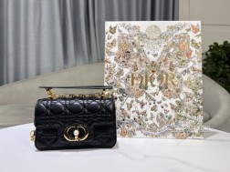 DIOR 迷你号 Dior Jolie升级版款号:0069黑色这款 Dior Jolie 手提包是二零二四春夏成衣系列新品兼具优雅气质与实用功能。采用黑色牛皮革精心制作饰以藤格纹缉面线双重翻盖饰以 CD 标志提升格调点缀以白色树脂珠饰三隔层和拉链口袋可收纳各种日常用品可与日常或晚装造型搭配。迷你款式搭配可拆卸手柄与可拆卸链条肩带肩带由皮革带和 CD 标志链环组成饰以白色树脂珠饰可舒适手提、肩背或斜挎尺寸:19 x 12 x 6 厘米(长 x 高 x 宽)