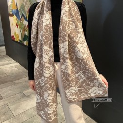 香奈儿专柜新款【山茶花】羊绒针织长巾美翻了[流泪]御用殿堂级极品新款专柜在售 进口纯羊绒时尚银线镶边针织毛线美丽至极 真的 上身极为衬肤色 百搭 好看不好看自己看吧 围巾尺寸80cm，%精选纯羊绒，送礼 首选佳品