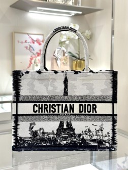 DIOR 【CD-BOOK TOTE 36】新款黑白刺绣系列融合了设计与美学的简约魅力以精湛的刺绣工艺将自由女神和埃菲尔铁塔生动呈现每一处的细节都超级感人随手拎着就能给日常造型增添一份浓郁的艺术气息容量也是妥妥的中号尺寸:36.5 28 17.5