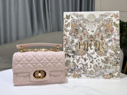 DIOR Dior Jolie 手提包 升级版胭脂粉牛皮革藤格纹编号 9271这款 Dior Jolie 手提包是二零二四春夏成衣系列新品兼具优雅气质与实用功能。采用胭脂粉牛皮革精心制作,饰以藤格纹缉面线双重翻盖饰以 CD 标志提升格调点缀以白色树脂珠饰三隔层和拉链口袋可收纳各种日常用品可与日常或晚装造型搭配。小号款式,搭配可拆卸手柄与可拆卸链条肩带肩带由皮革带和 CD 标志链环组成饰以白色树脂珠饰,可舒适手提、肩背或斜挎。尺寸:22 x 14 x 8 厘米(长 x 高 x 宽)CD 扣环正面饰