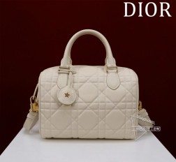 迪奥 Groove 25手袋波士顿手袋白色牛皮迷你让人无法抗拒的可爱简洁的包形复古又高级采用牛皮精心制作精致之余时尚感也十足手提斜挎都可以自用轻便又方便携带日常使用容量也相当足够了size251916cm