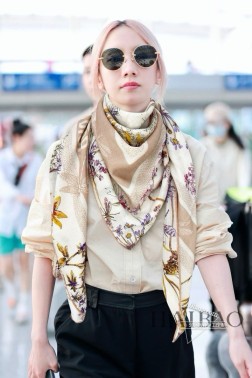 羊绒新款 买了都说好看 推荐 迪奥羊绒方巾【D植物标本】双面同色羊绒方巾 DiorZG爆款 立体呈现图案纹路实物档次极高 特殊工艺高端研发惊艳问世 特殊尖端工艺处理 受到白富美的喜欢 无论是品质 款式 价格都令大牌控的她们尖叫 超高性价比 绝对值得入手 尺寸：cmcm，%羊绒