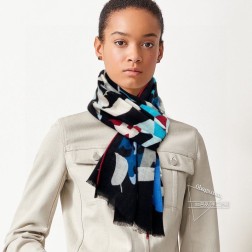 强烈推荐..HERMES 专柜同步上新【涂鸦拼图长巾】丝毛长巾，独家高端客供特别渠道，顶级丝羊绒面料。看品质就知道没有几个工厂能出的货。新印花系列....强烈推荐必收百搭单品。上身个赞！63cm 70%羊绒+30%丝