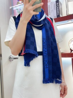 难得的高端男款，家属福利 LV非常正的男士围巾~面料大爱，非常柔软细腻舒服 大气简约，超级好看的男神配色，任何男生都会喜欢的款吧，小小Logo非常精致的点缀，有质感不张扬~ 同步专柜，经典男士的羊毛围巾 男女通用款式，规格37x193cm搭配正装或者搭配休闲装都很合适~对折挂围或者绕圈围都完全可以，绅士有型~有温度的风度