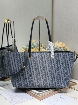 DIOR Dior Toujours 大号手袋〔D布牛仔〕这款Dior Toujours 手袋于二零二三春夏系列发布秀精彩亮相休闲实用的设计别具一格.采用蓝色 Denim Dior Oblique 提花面料精心制作以不规则的石洗效果焕新演绎 Dior 经典图案彰显现代魅力宽敞的内部隔层可整齐收纳各种日常用品硬挺的顶部手柄搭配复古饰面金属装饰提升格调,可轻松手提. 搭配 调节皮肩带 型号:购物袋尺寸:41 X25.5 X15 cm