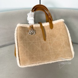 DIOR 新品首发2024冬季新品D.Toujours系列大号麂皮毛绒系列M9283采用进口油蜡皮精心打造休闲实用的设计别具一格超大藤格纹更显优雅高贵气质宽敞型内部设计搭配小袋满足各种收纳需求设有全皮系带开合字母旋钮式开合赋予包包造型格调提升全皮手柄精心设计可调节功能可手提或肩背功能性与艺术感完美演绎size:37-28.5-20cm