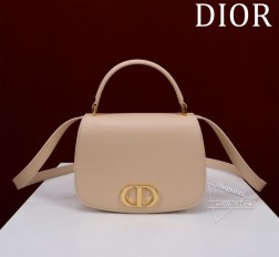 DIOR 款号:77047 大号尺寸:19×12×6cmMontaigne Avenue Top Handle手袋是二零二四冬季成衣系列新品展现优雅气质与现代风格,别具一格。采用精美耐用、质感丰富的杏色牛皮革精心制作彰显Dior的精湛工艺。翻盖点缀以复古金色饰面金属CD标志双隔层缝有三角形衬料另设有背面插袋,更加实用。小号款式,搭配皮革顶部手柄和可调节可拆卸肩带,可手提、肩背或斜挎。正面饰以CD 标志翻盖开合皮革顶部手柄可调节、可拆卸的皮革肩带2个内部隔层2个内部插袋背面插袋内含防尘袋意大利制造