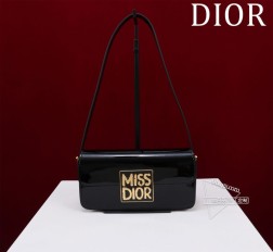 DIOR Miss Dior Allover尺寸:22 x 11 x 6 厘米(长 x 高 x 宽)可收纳 1 部手机、1 个钱包和唇膏 这款 Miss Dior 翻盖手袋于迪奥二零二四秋冬成衣系列发布秀上全新亮相重新诠释 Dior 经典款式的现代优雅气质。采用粉色绗缝牛皮革精心制作饰以本系列经典的 Miss Dior Allover 图案灵感源自马克·博昂 (Marc Bohan) 的 Dior 设计档案以现代风格全新演绎  年代时尚风格。搭配对比鲜明的复古金色饰面时尚金属饰牌,饰以 Miss