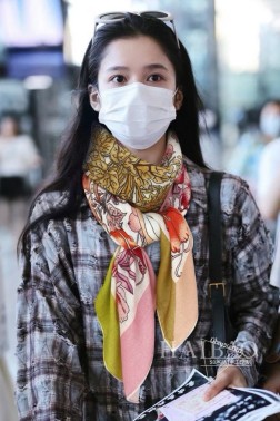 羊绒新款 买了都说好看 推荐 GG羊绒方巾【GG彩色花卉卷边】 ZG爆款 立体呈现图案纹路实物档次极高 特殊工艺高端研发惊艳问世 特殊尖端工艺处理 受到白富美的喜欢 无论是品质 款式 价格都令大牌控的她们尖叫 超高性价比 绝对值得入手 尺寸：cmcm，%羊绒