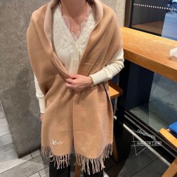 怒赞自留，难得的高端男款 家属福利 LV非常正的男士围巾~面料大爱，非常柔软细腻舒服， 大气简约，超级好看的男神配色，任何男生都会喜欢的款吧，小小Logo非常精致的点缀，有质感不张扬~大货几个月前已装船发走~尾单余一丢丢福利大家~ 经典男士的30cm宽羊绒围巾 男女通用款式，%羊绒，规格30 搭配正装或者搭配休闲装都很合适~对折挂围或者绕圈围都完全可以，绅士有型~有温度的风度