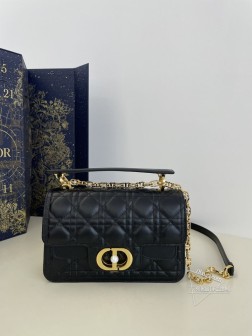 DIOR Dior.Jolie系列大号珍珠链条包,又一个大爆款,全新翻盖包型,经典的藤格纹,大Logo字母珍珠锁扣,看一眼轮廓就已经心动,肩带的每一个金属链环中都有一颗小珍珠点缀,无死角的精致和贵气,采用进口牛皮精心制作,双层翻盖多格层设计,优雅与实用兼具,肩带和手柄都可以拆卸,可以随心切换多种造型。Size:22×8×14cm