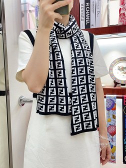 非常稳 我们的男款围巾且买且珍惜~~男款真的很少，一年也就出几款，都是出口订单所以比较难遇。男人的东西讲究少而精，好看的男款一定要收！这款Fendi男士围巾，款式很有男性魅力，是男款里非常Classical的设计，经典大方 面料采用的是客供的羊绒，超级无敌软糯糯，细腻柔软度都非常的好，上身效果无敌好看 大气简约，超级好看的男神配色，任何男生都会喜欢的款吧，小小的老花FF非常精致的点缀，有质感不张扬~尾单余一丢丢福利大家~ 羊绒，规格30cm搭配正装或者搭配休闲装都很合适~对折挂围或者绕圈围都完全