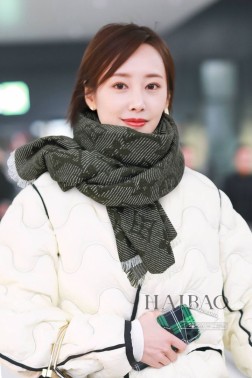 一如既往让人心动的时髦调性，最大化提升衣品！驴家【L流苏双面老花披肩】高级时髦。驴家ZG经典中性款围巾，男女都可用，中等薄度的柔软羊绒羊毛面料，手感非常舒服！实物真的太好看了，会搭配的亲们一定懂，这样的设计在秋冬季穿搭上很能提升造型气场！无可挑剔，无论完，美身材，气质，这种设计，是快速也是最大化提升衣品的利器！尺寸规格：36cmcm，60%真丝+40%羊毛