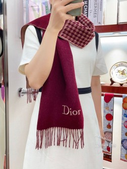 DIOR怒赞强推 【D千鸟格纯色拼色长巾】时髦气质万年Dior羊绒千鸟格秋冬必备的时尚元素单品，D秀场主打的系列~佩服设计师，上身很显年轻气质感 满屏的高级感，非常适合日搭的设计 有态度的时髦人一定会喜欢。年轻，时髦，自信，有态度。很美！这样的设计更舒展，更高级，更大气，更加经得起推荐 采用不同纹路的羊绒交织面料工艺，真的很有设计感 围巾握在手里真的无敌舒适真的非常高级，更显休闲时髦有品质 尺寸规格35cm，%羊绒