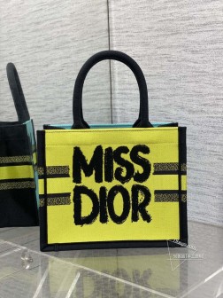 DIOR Tote最新尺寸小号被种草了这个包比原本的小号短一点,显得非常秀气既保留了小包的精致可爱又兼具了大包的大容量完全满足日常出行使用经典的刺绣,标志性的字母,时尚百搭又满满的复古气息 size:26822cm