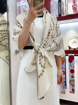 CHANEL【链条 珠宝】羊绒方巾 抢 VIP推荐 下手一定要快【高端 大爱 纯羊绒 婴儿触感舒服到飞 女人尤物 货极少 四季都可以用 真心美的让人非常非常心动 上身效果简直美翻了 品质非常完美 整个围巾给人大牌气场的同时又非常精致秀丽 绝对值得入手的新款 实物一拿到就会庆幸自己是女人的绝美好货 值得品鉴 完美气质品味Ditails首选 VIP们 上 尺寸：cm。丝绒款