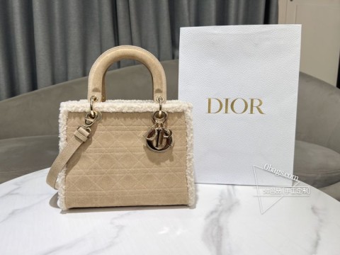 迪奥 五格 Lady D ior 手袋米色绒面革和米白色羊皮革皮毛一体编号 77016这款 Lady D ior 手袋集中体现了 D ior 对优雅和美丽的深刻洞见。时髦典雅的设计经久不衰。采用米色绒面革精心制作饰以藤格纹缉面线并搭配米白色羊皮革皮毛一体,彰显 D ior 的精湛工艺。搭配浅金色饰面金属 D.I.O.R. 吊饰为精美的轮廓增添一分灵动。中号款式,搭配可拆卸的链条肩带可手提或斜挎,是晚装的理想伴侣。主体:羊皮革里料:羊皮革皮毛一体可拆卸链条内部拉链口袋可随心搭配其他 D ior 刺