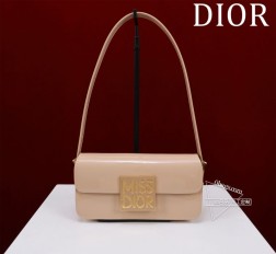 迪奥 Miss Dior Allover尺寸:22 x 11 x 6 厘米(长 x 高 x 宽)可收纳 1 部手机、1 个钱包和唇膏 这款 Miss Dior 翻盖手袋于迪奥二零二四秋冬成衣系列发布秀上全新亮相重新诠释 Dior 经典款式的现代优雅气质。采用粉色绗缝牛皮革精心制作饰以本系列经典的 Miss Dior Allover 图案灵感源自马克·博昂 (Marc Bohan) 的 Dior 设计档案以现代风格全新演绎  年代时尚风格。搭配对比鲜明的复古金色饰面时尚金属饰牌饰以 Miss Di