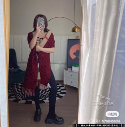  Bur男女通用情侣款双面字母围巾！一面是最新TB元素一面是经典格子！一条顶二条用非常有格调的设计！35cm尺寸大小刚合适，%羊绒面料是高雅艺术的魅力体现！围巾款式男女通用、更可做情侣款！颜色搭配极为高端大气上档次！料子柔和，特别有立体感，戴起来效果超级好看！随便搭配就可以、一条当2条用！非常划算又百搭！每一个颜色搭配都恰到好处！既简约大气又非常有魅力的一个设计！35cm