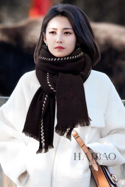  LP极品原单【LP边线长巾】 高尖端产物 重磅呈现 ，绝无仅有 史无前例 手感好到爆 绝对又是一款手慢无 工艺上采用的是线条拼色，非常显档次，低调中带着小奢华。尺寸30cm %羊绒羊毛