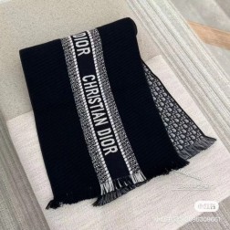 Dior最新Oblique 印花双面围巾，满足所有姐妹对它苛刻的要求！！属于我们的“真香必入系列”，“王牌口碑年度必入款”，“免代购”！！这才叫流弊极品货色拿到手那叫一个激动啊，实物比图片真的牛逼一万倍！！！真的！质感牛出新高度，亲妈价格巨超值，专柜6900，妥妥的又省了！！！【产品系列号，面料成分都是一一对应！】超级喜欢这款围巾！！重新诠释了 Dior 标志，彰显现代魅力。采用羊毛和桑蚕丝混纺面料精心制作，双面设计搭配流苏饰边，一面饰以“CHRISTIAN DIOR”标志条形图案，另一面饰以标