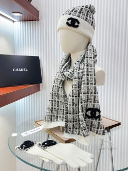 CHANEL 网红款【羊毛套装帽子三件套帽子围巾手套】经典套装帽子！帽子围巾！暖暖哒超级舒服～冬日小姐姐减龄神器哦～这个冬天你就差这么一套套装帽子啦～又保暖又时尚！男女通用款!可以做情侣款！标签吊卡齐全 围巾尺寸30cm