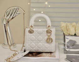 迪奥 mini lady 白色羊皮金扣 系列手袋集中体现了品牌对典雅和美丽的深刻洞见。采用小羊皮革精心制作,以藤格纹缉面线打造醒目的绗缝细节,时髦典雅的设计经久不衰。饰以标志性的饰面金属吊饰,为精美的轮廓增添一分灵动。这款迷你Lady 手袋搭配可拆卸的链条肩带,可手提、肩背或斜挎,是晚装的理想伴侣。·可拆卸链条肩带·内部拉链口袋·可随心搭配其他刺绣肩带内含防尘袋尺寸: 17157cm#  三格白色羊皮