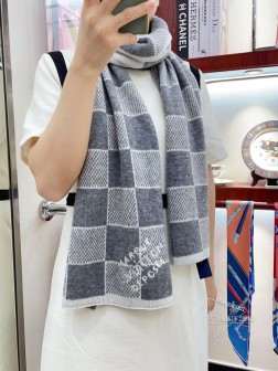 【混绒款】超级无敌软糯的男士羊绒围巾！LV ZG同步在售，这个价格真的无敌超值！亲妈价格回馈~买到绝对值！！L家非常正的男士围巾~面料大爱，双面的羊绒纱线真的清晰干净，握在手里绒感真的超级无敌舒服！非常柔软很Man的风格，上身效果无敌好看！！大气简约，两面都可以围，任何男生都会喜欢的款吧，有质感不张扬！！拍照过程中已经多次被面料质感和撞色的效果迷倒。棋盘格非常精致的点缀，有质感不张扬~手感非常柔软舒服！！中等厚度，非常亲脖子的一款~经典男士的30cm宽羊绒围巾！男女通用款式，混羊绒，规格30cm
