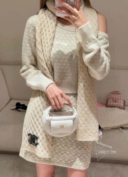  CHANEL新款【双C菱格针织长巾】羊绒针织长巾 美翻了[流泪]御用殿堂级极品 新款在售 进口纯羊绒时尚立体菱格提花针织毛线 美丽至极 真的 上身极为衬肤色 百搭 好看不好看自己看吧 围巾尺寸30cm，%精选纯羊绒，送礼 首选佳品