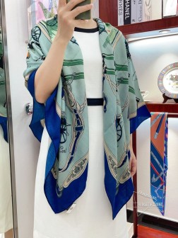 新款 HERMES买了都说好看 推荐 【驾马横档】羊绒方巾，顶级工艺超值 爱马仕专柜爆款 立体呈现图案纹路实物档次极高 特殊工艺高端研发惊艳问世 特殊尖端工艺处理 受到白富美的喜欢 无论是品质 款式 价格都令大牌控的她们尖叫 超高性价比 绝对值得入手 尺寸：cmcm，70%羊绒+30%真丝