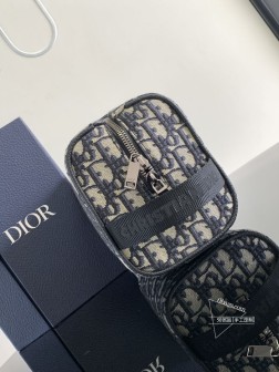 迪奥 顶级原单Dior-迪奥专柜最新款Dior Lingot 洗漱包 官网同步 原单品质 采用棉质帆布打造 金属覆层黄铜“DIOR”标志 内侧饰以“DIOR”压花标志 双向拉链开合搭配磁性皮革翻盖 款式新颖 独特魅力 百搭休闲 出街帅帅哒尺寸:21.512.510.5cm型号S72ADCA418CDP杏布(337723)