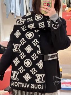 LV最新款3D围巾 为柔软毛绒混纺织入 Monogram 图案，再以撞色羊毛演绎瞩目 3D 效果。剪花工艺令两面呈现迥异肌理，兼具创意巧思与潮流风范。Size：45cm 62%羊毛 38%山羊绒。