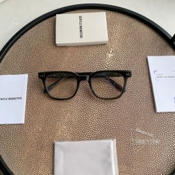 最新款Evan 系列 新款光学系列产品。该系列以全新视角诠释光学廓形，呈现出独具先锋感与未来感的设计风格。方形前框搭配充满体积感的线条，整体造型经典百搭。镜腿内部骨骼清晰可见，前端巧妙融合2024 Collection金属标识，构筑独特系列感。正面 149mm, 镜脚 .6mm宽度 52mm, 高度 42.3mm鼻梁 22m秘特殊渠道货源秘㊣配图片2024最新白色独家全套包装(礼品袋+发票+外盒+内盒+眼镜布+磨砂镜腿袋)