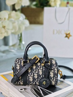 迪奥 新款迷你提花枕头包这款 Dior Groove 16 迷你手袋是二零二四冬季成衣系列新品由玛丽亚·嘉茜娅·蔻丽 (Maria Grazia Chiuri) 设计采用蓝色 Oblique 印花面料精心制作,优雅时尚。隔层宽敞,可收纳各种日常用品。搭配皮革顶部手柄和可调节、可拆卸的肩带,可手提、肩背或斜挎是打造日常造型的理想手袋。主体:棉,牛皮革,科技面料里料:棉,亚麻,牛皮革拉链开合可调节、可拆卸的皮革肩带内含防尘袋尺寸17X10X8厘米