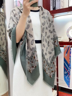 低调高奢 无论在哪种场合，都能变得高雅有品，超有品味的单品 极品精英高手级别的时髦感围巾 这款Loro Piana的款，实物真的越看越爱，越看越时髦，越看越喜欢 LP的东西真的都是很考究，图案非常简约，在工艺上必定胜人一筹！这款看似简单工序很复杂！一般工厂做不出这样的款，属于羊绒中的佼佼者，成功人士追求的品质 这种工艺和配色一看就知道不是一般的大工厂的，非常非常喜欢这种高手级别的时髦感，有态度的时髦人一定会喜欢。年轻，时髦，自信，有态度。很美！这样的设计更舒展，更高级，更大气，更加经得起推荐 采