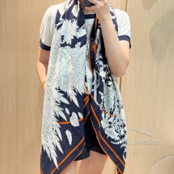 高端版本 双面印花，同色 买了都说好看 推荐 【四季之王的加冕】羊绒方巾，顶级工艺超值 爱马仕专柜爆款 立体呈现图案纹路实物档次极高 特殊工艺高端研发惊艳问世 特殊尖端工艺处理 受到白富美的喜欢 无论是品质 款式 价格都令大牌控的她们尖叫 超高性价比 绝对值得入手 尺寸：cmcm，70%羊绒+30%真丝